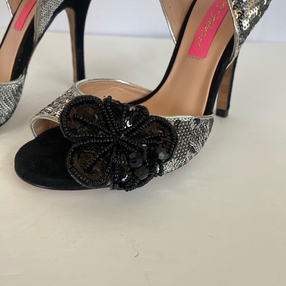 Betsey Johnson Vero Cuoio Glitzy Sequin Floral Sandals Heels -Size 6 - Picture 3 of 10